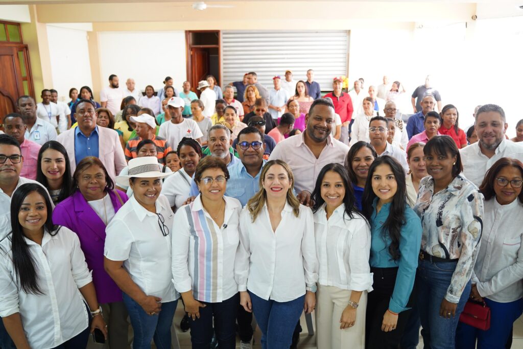 la directora general de supérate, gloria reyes, junto a representantes del gobierno en dajabón y directores de supérate durante operativo de servicios sociales