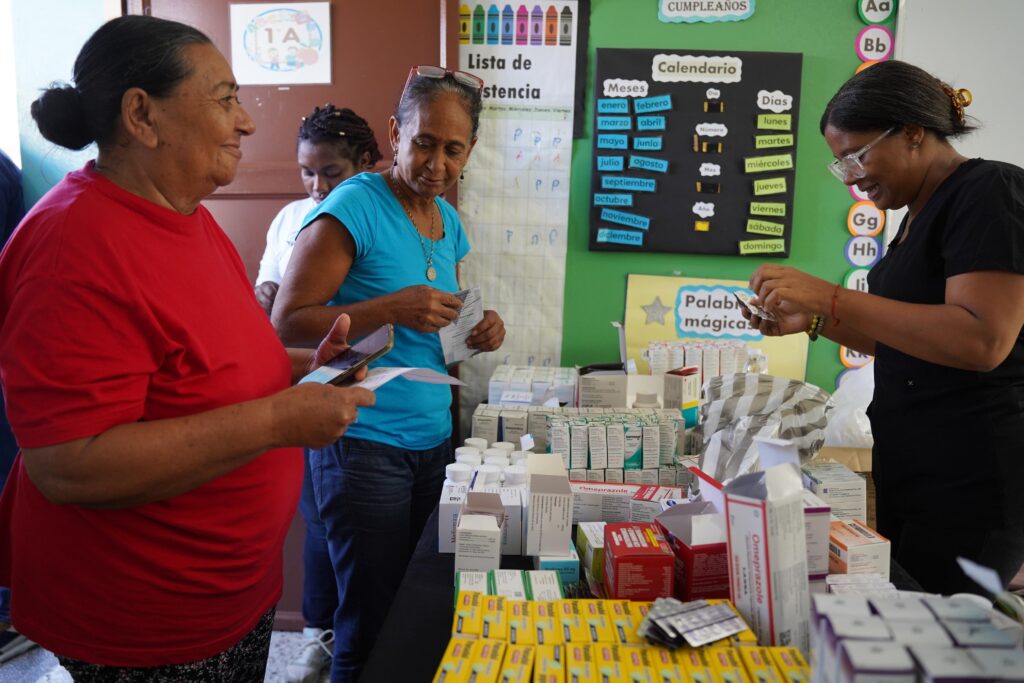 señoras reciben medicamentos en operativo supérate en tu comunidad realizado en dajabón por supérate e instituciones aliadas