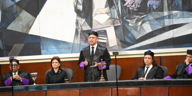 Luis Henry Molina, presidente de la Suprema Corte de Justicia, habla ayer durante la ceremonia solemne en ocasión del Día del Poder Judicial