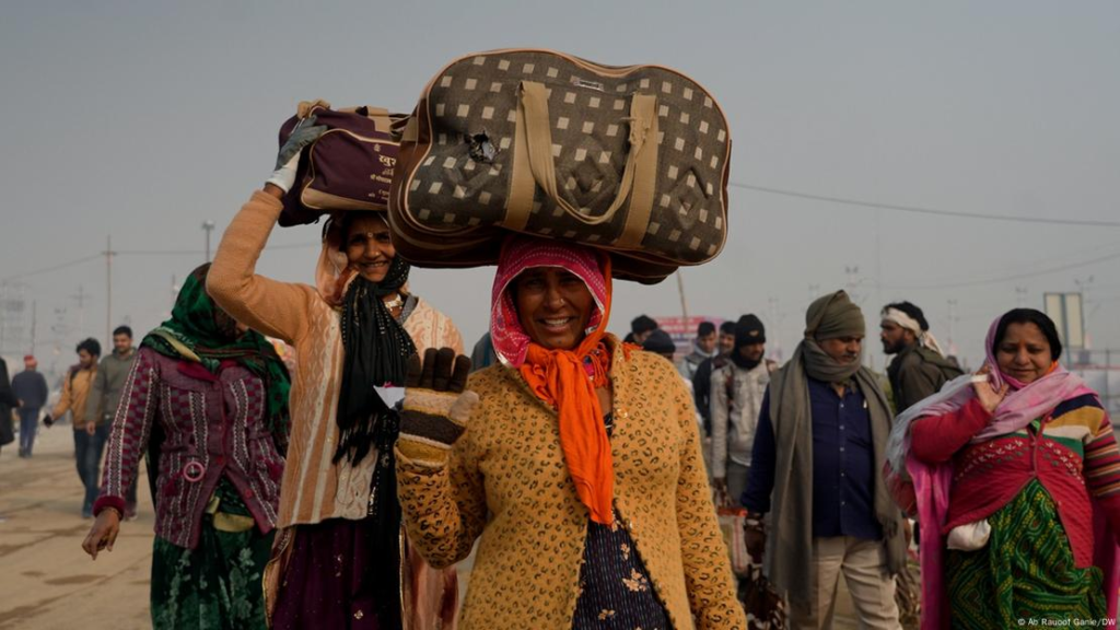 Peregrinos asisten al Kumbh Mela, importante celebración del hinduismo que tiene lugar en Prayagraj, Uttar Pradesh, India