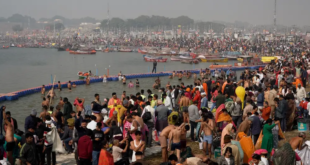 Antes de la salida del sol, la multitud de fieles se adentró para lavar sus pecados en las frías aguas donde supuestamente confluyen los ríos sagrados Ganges y Yamuna con el mítico río Sarasvati, que aparece en las antiguas escrituras.