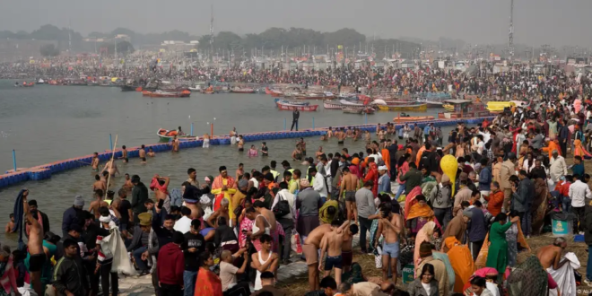 Antes de la salida del sol, la multitud de fieles se adentró para lavar sus pecados en las frías aguas donde supuestamente confluyen los ríos sagrados Ganges y Yamuna con el mítico río Sarasvati, que aparece en las antiguas escrituras.