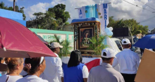 Devotos católicos participan en una procesión. El Día de la Virgen de La Altagracia es una tradición que congrega a fieles dominicanos. (FUENTE EXTERNA)