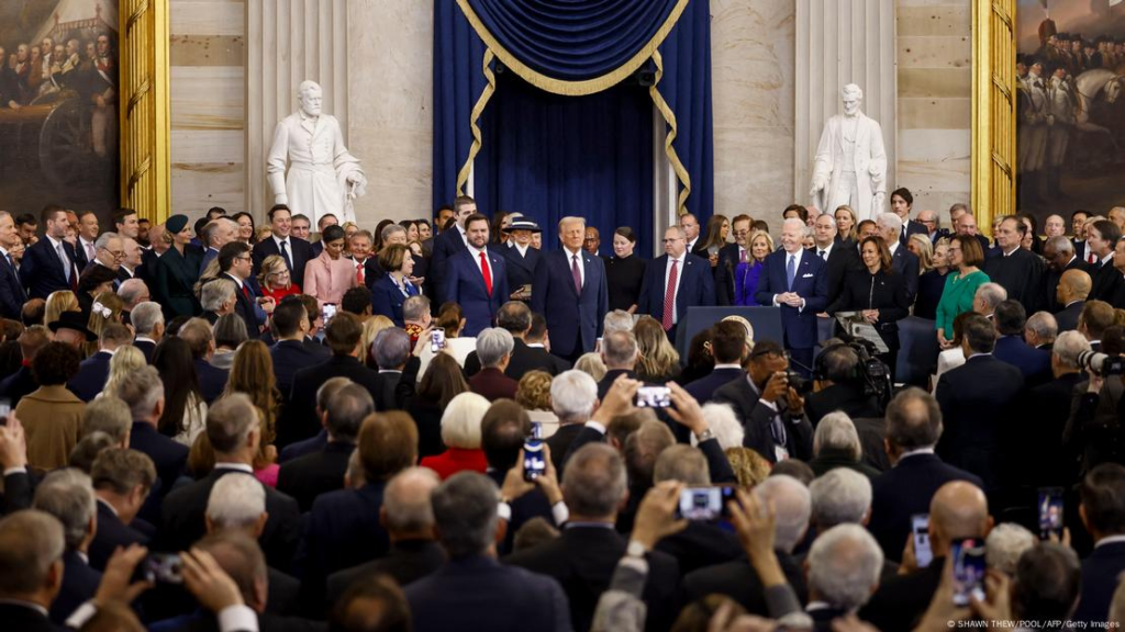 Debido al frío, el acto en la rotonda del edificio del Congreso no fue en absoluto la "mayor ceremonia de inauguración de todos los tiempos", como esperaba Trump para su primera presidencia en 2017.