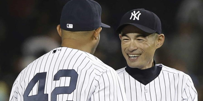 ARCHIVO - Ichiro Suzuki (derecha) celebra con su compañero Mariano Rivera (42) de los Yankees de Nueva York de la MLB tras un juego contra los Azulejos de Toronto, el 21 de agosto de 2013, en Nueva York. (AP Foto/Frank Franklin II) (AP)