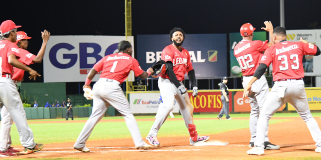 Junior Caminero celebra su jonrón decisivo en el Juego 7 de la Serie Final