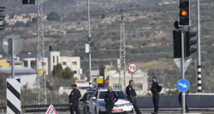 Policías israelíes bloquean una carretera principal después de que hombres armados abrieran fuego contra coches y un autobús que transportaba israelíes en la Cisjordania ocupada, matando al menos a tres personas, cerca de la aldea palestina de Al-Funduq, el lunes 6 de enero de 2025.