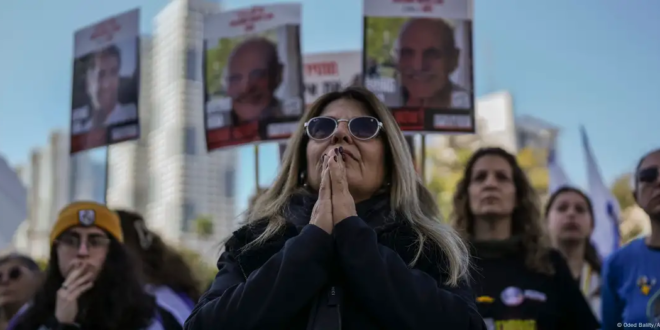 Israelíes recibieron en Tel Aviv a tres rehenes liberados este fin de semana.