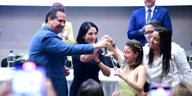 El ministro Víctor Atallah y la primera dama Raquel Arbaje encabezaron ayer un acto con ocasión del Día Mundial de la Lucha contra el Cáncer Infantil.