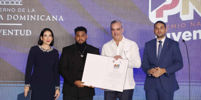 La primera dama Raquel Peña, el cantante Cris Lebrón, el presidente Luis Abinader y el ministro de la Juventud, Carlos Valdez en el Premio Nacional de la Juventud 2025.