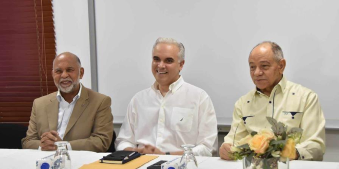 El presidente de la ADP, Eduardo Hidalgo, el nuevo ministro de Educación, Luis Miguel De Camps, junto a Rafael -Pepe- Abreu, presidente de la Confederación Nacional de la Unidad Sindical en la sede del gremio magisterial.