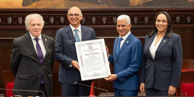 El presidente del Senado, Ricardo de los Santos, entregando el reconocimiento al empresario Fernando Aníbal Capellán Peralta