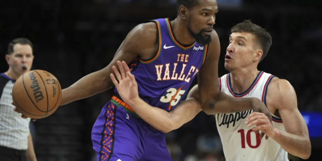 Kevin Durant, alero de los Suns de Phoenix, trata de avanzar ante Bogdan Bogdanovic, de los Clippers de Los Ángeles, el martes 4 de marzo de 2025 (AP Foto/Rick Scuteri)