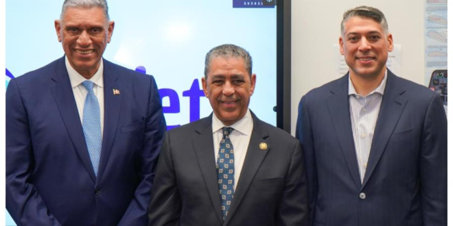 El cónsul dominicano, Jesús Vásquez Martínez, el congresista Adriano Espaillat y Víctor Pacheco, CEO y fundador de Arajet, en la inauguración de los vuelos entre Nueva York y Santo Domingo