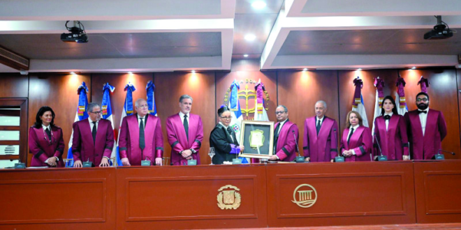 Momento de la entrega del reconocimiento a Miriam Germán Brito.